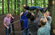 Schwierige Aufgaben lassen sich nur im Team bewältigen. Das Team „Materialwirtschaft“ von halstrup-walcher hat dabei sichtlich großen Spaß.